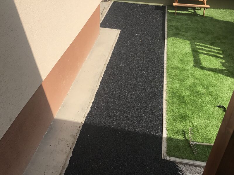 Hotové ihrisko s umelou trávou