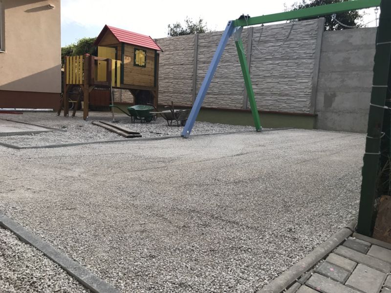 Detské ihrisko s domčekom a hojdačkami